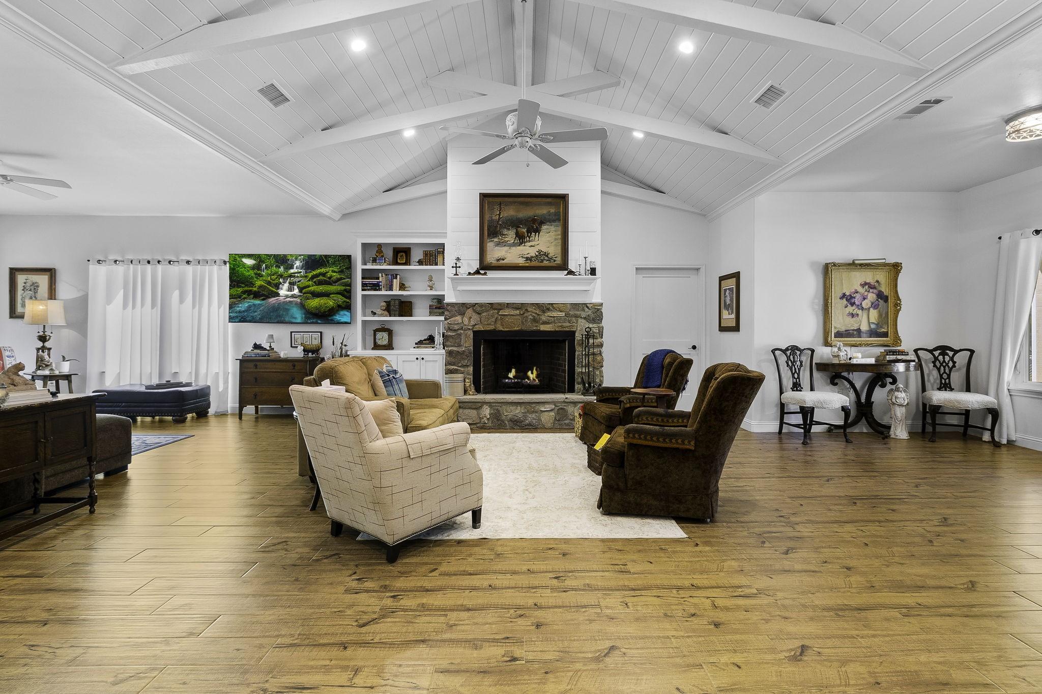 Image 3: Cathedral ceilings