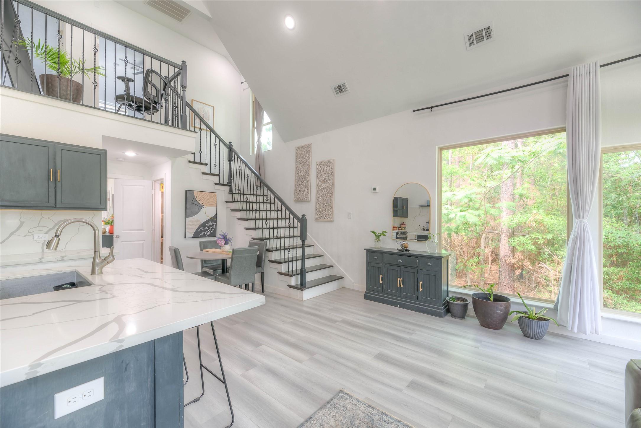 Image 3: large windows and high ceilings.
