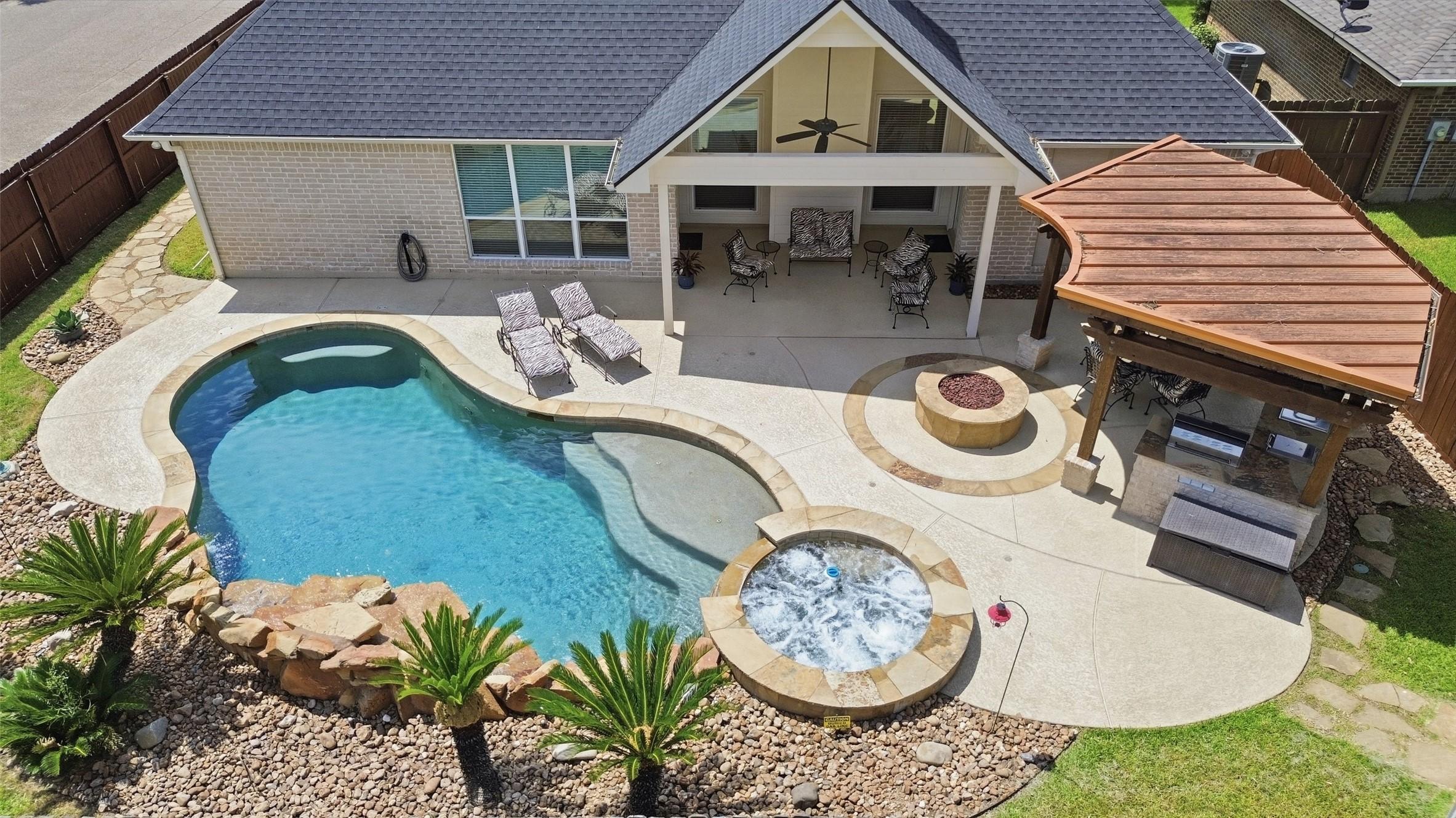 Image 2: Gorgeous pool, covered patio, fire pit, and outdoo