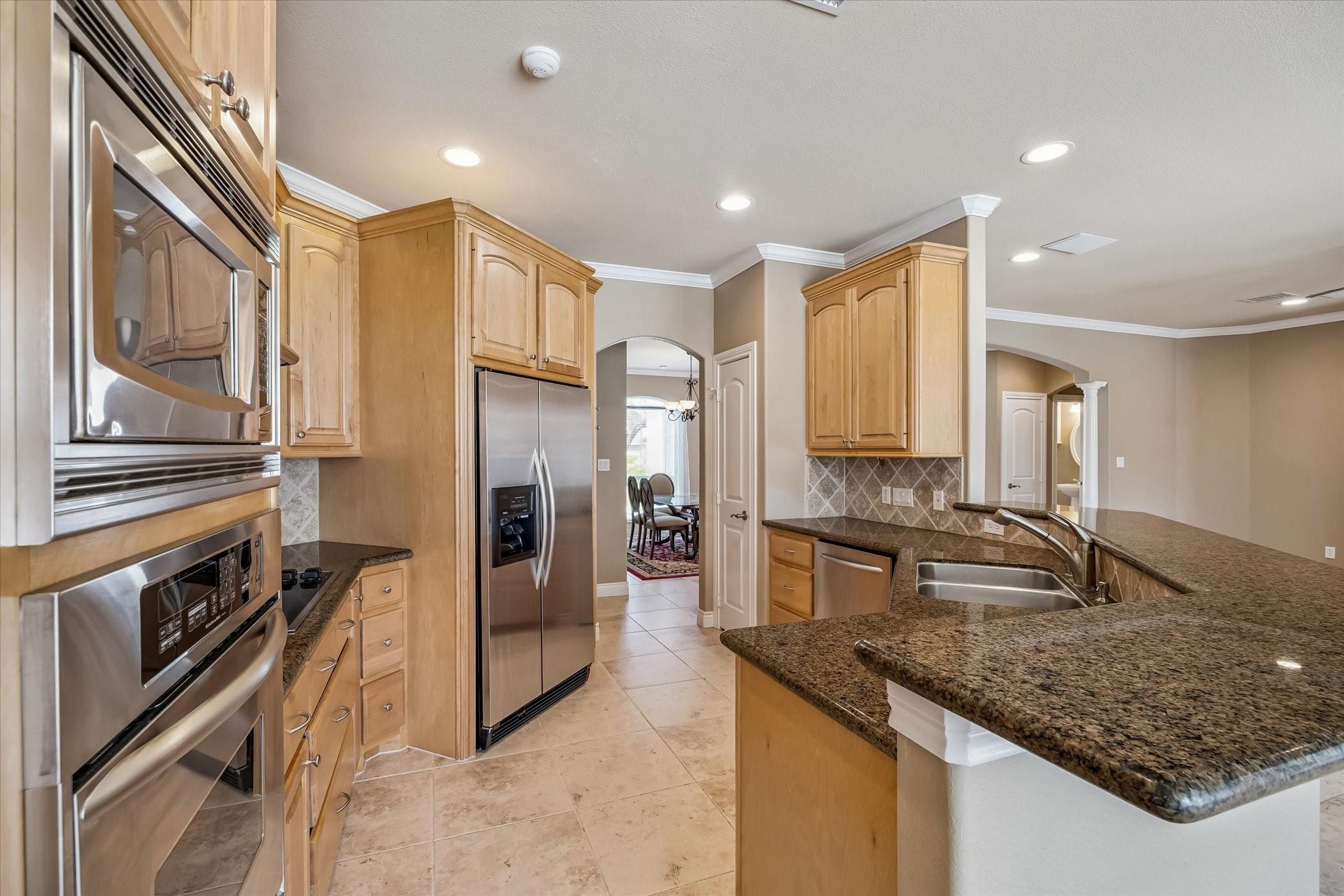Image 4: Kitchen with stainless appliance package