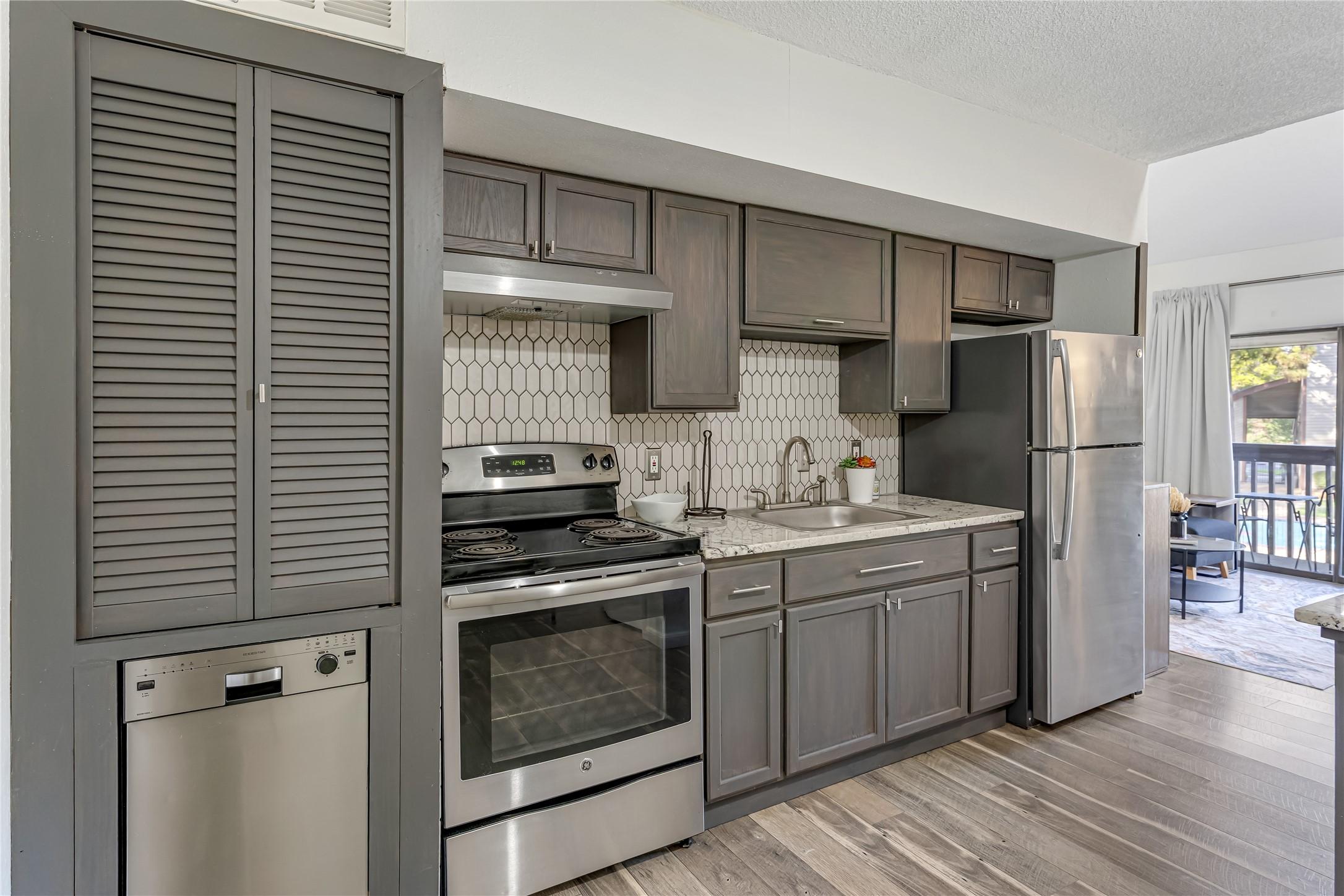 Image 4: Open concept kitchen, very comfortable space for a