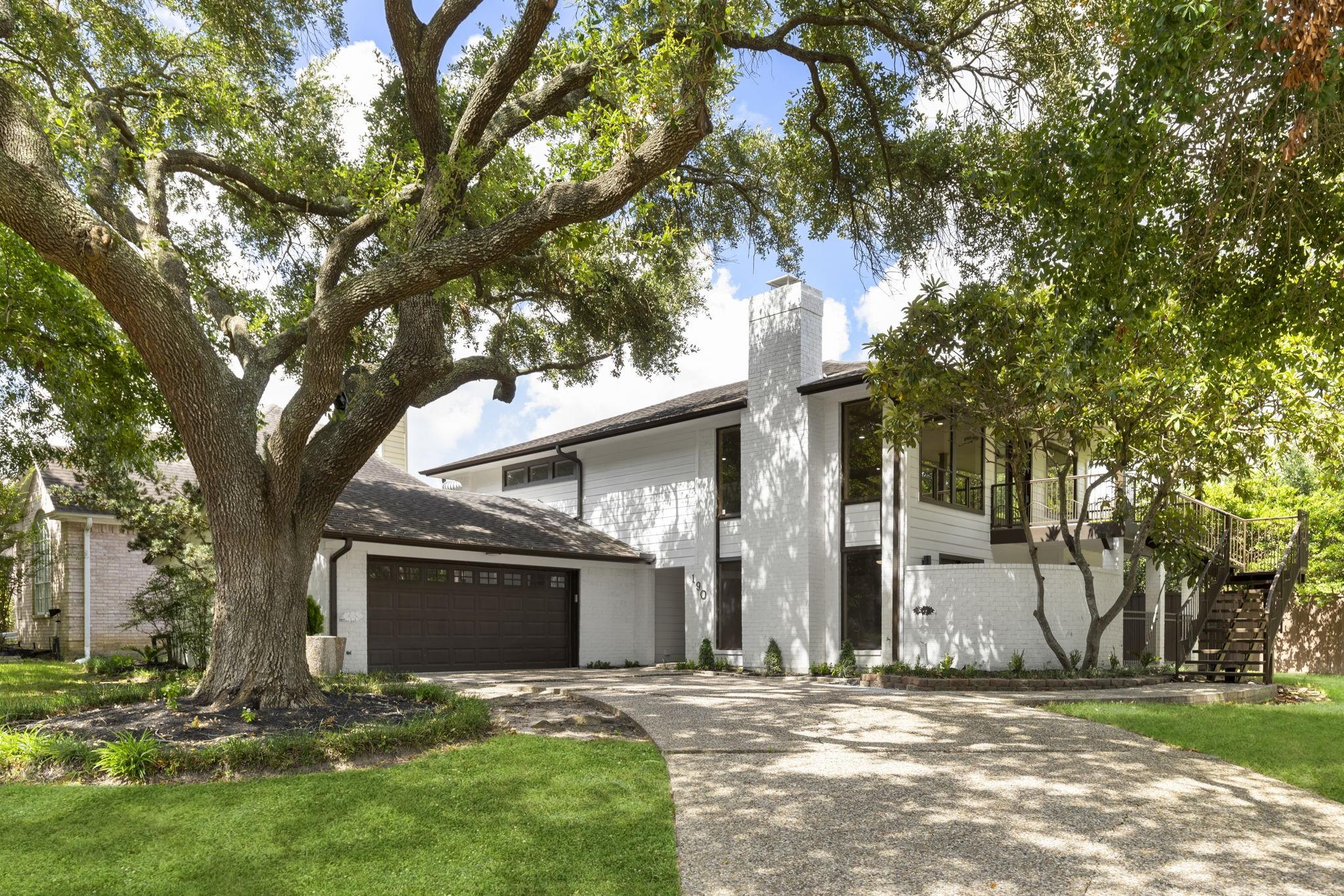 Image 2: Great curb appeal on a spacious corner lot surroun