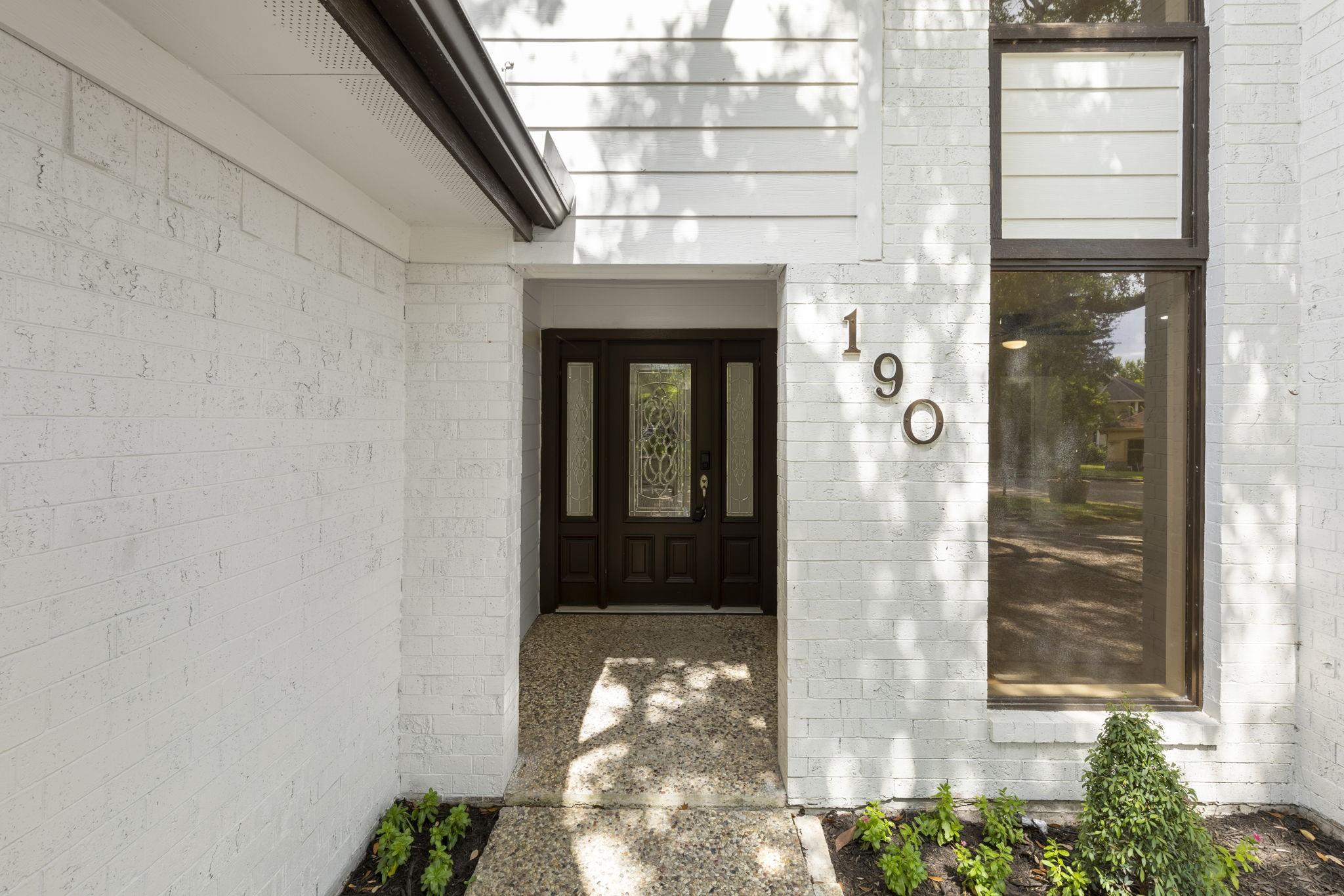 Image 3: Covered entry into the first floor.