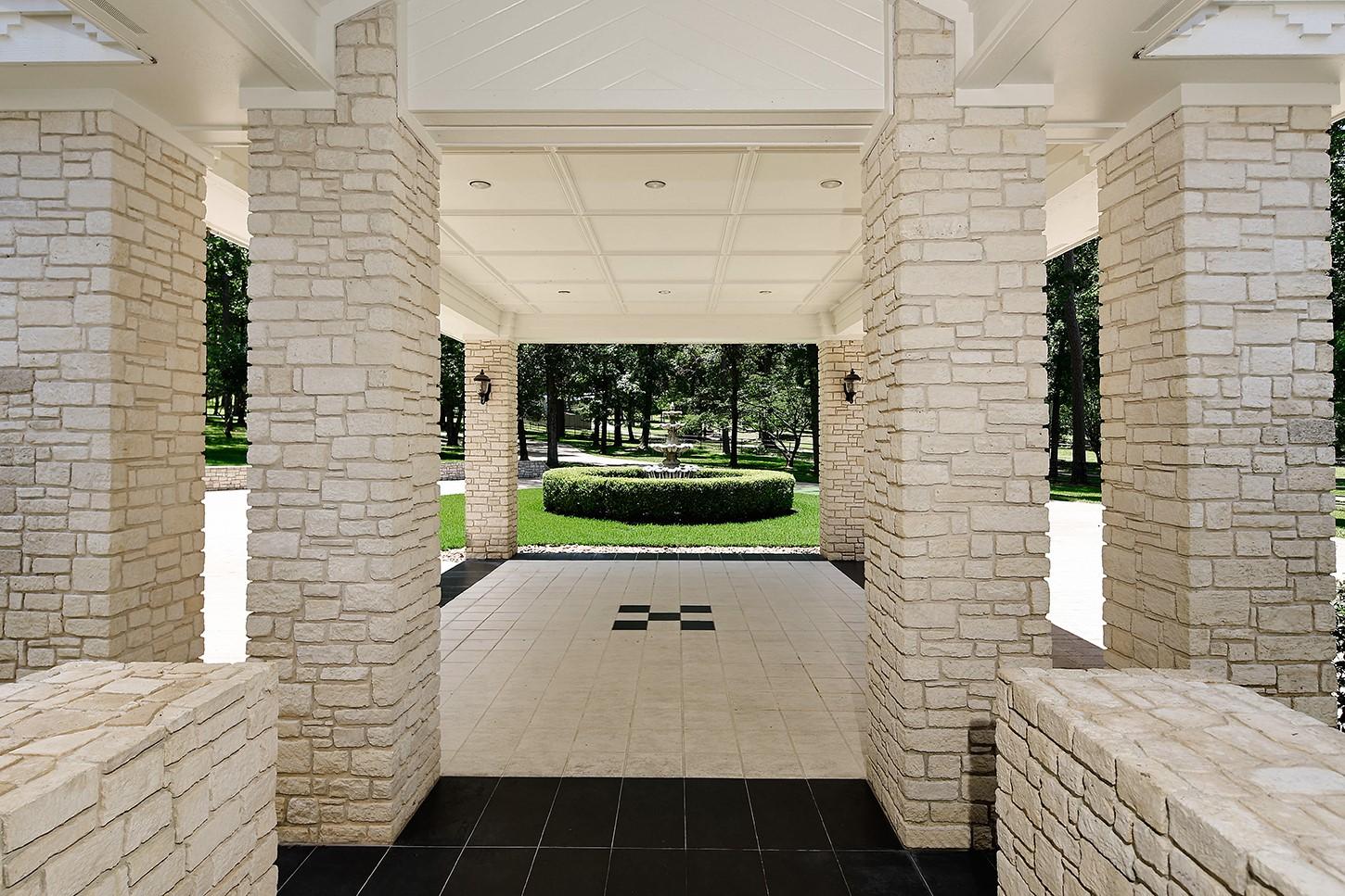 Image 4: The main residence features 3,000 sf of covered pa