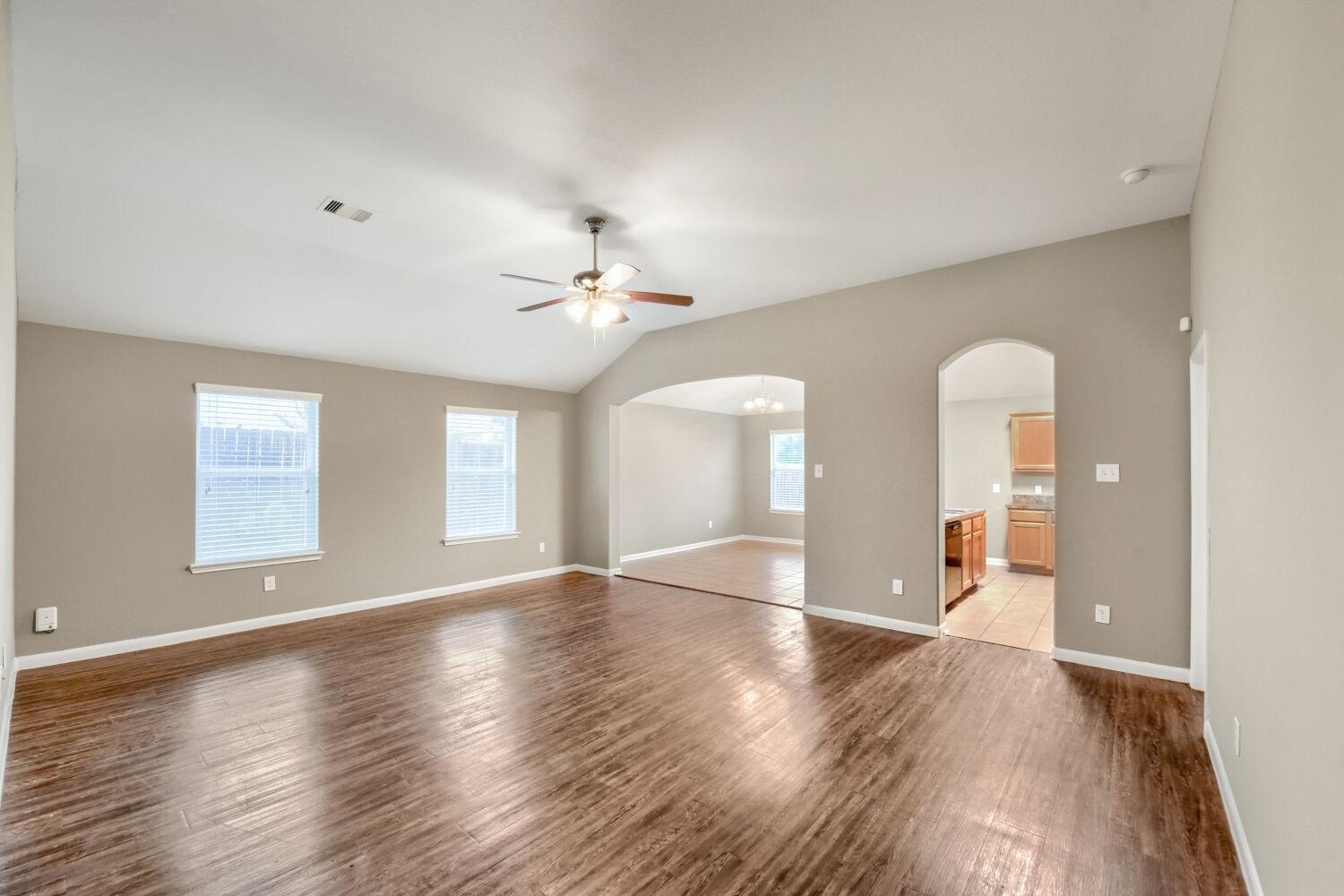 Image 3: Living Room