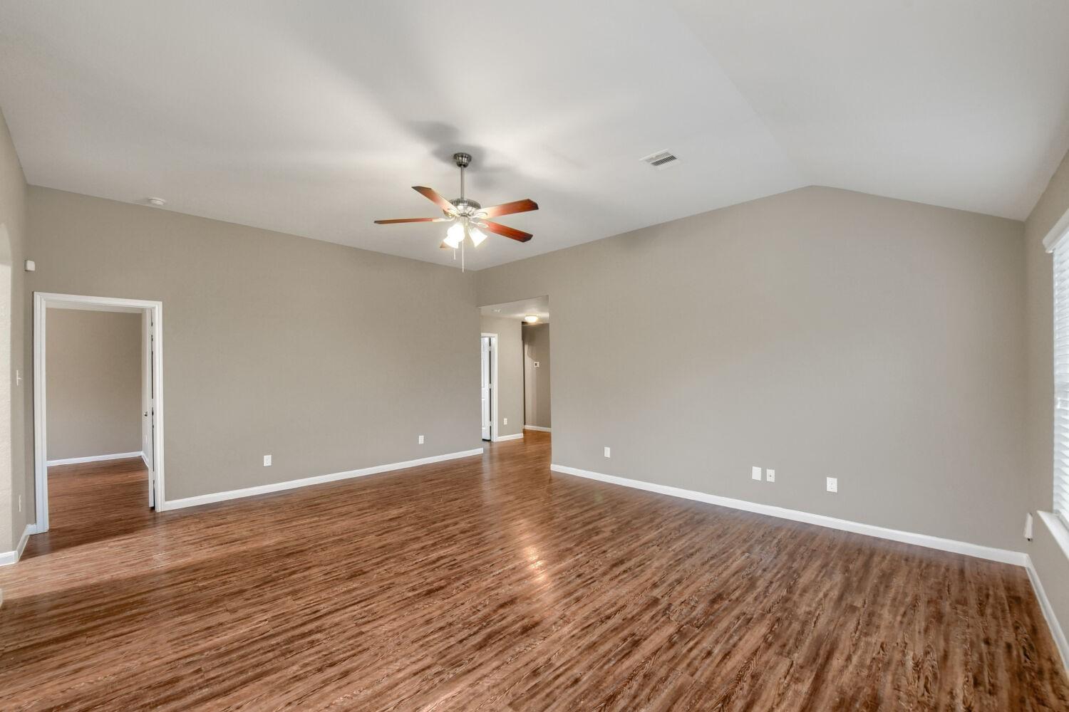 Image 4: Living Room