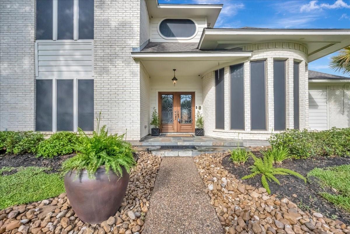 Image 1: WELCOME HOME!  Freshly updated front landscaping.