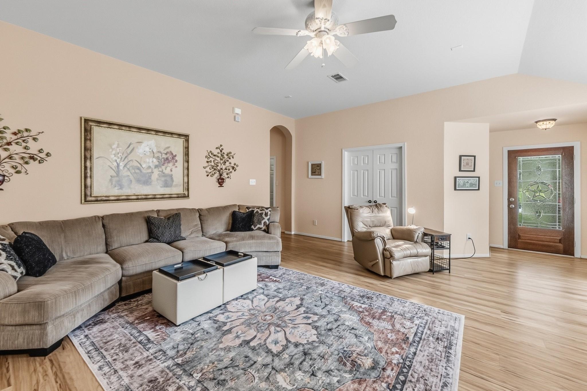 Image 2: Full sized furniture fits easily at 273 Sunset Pat