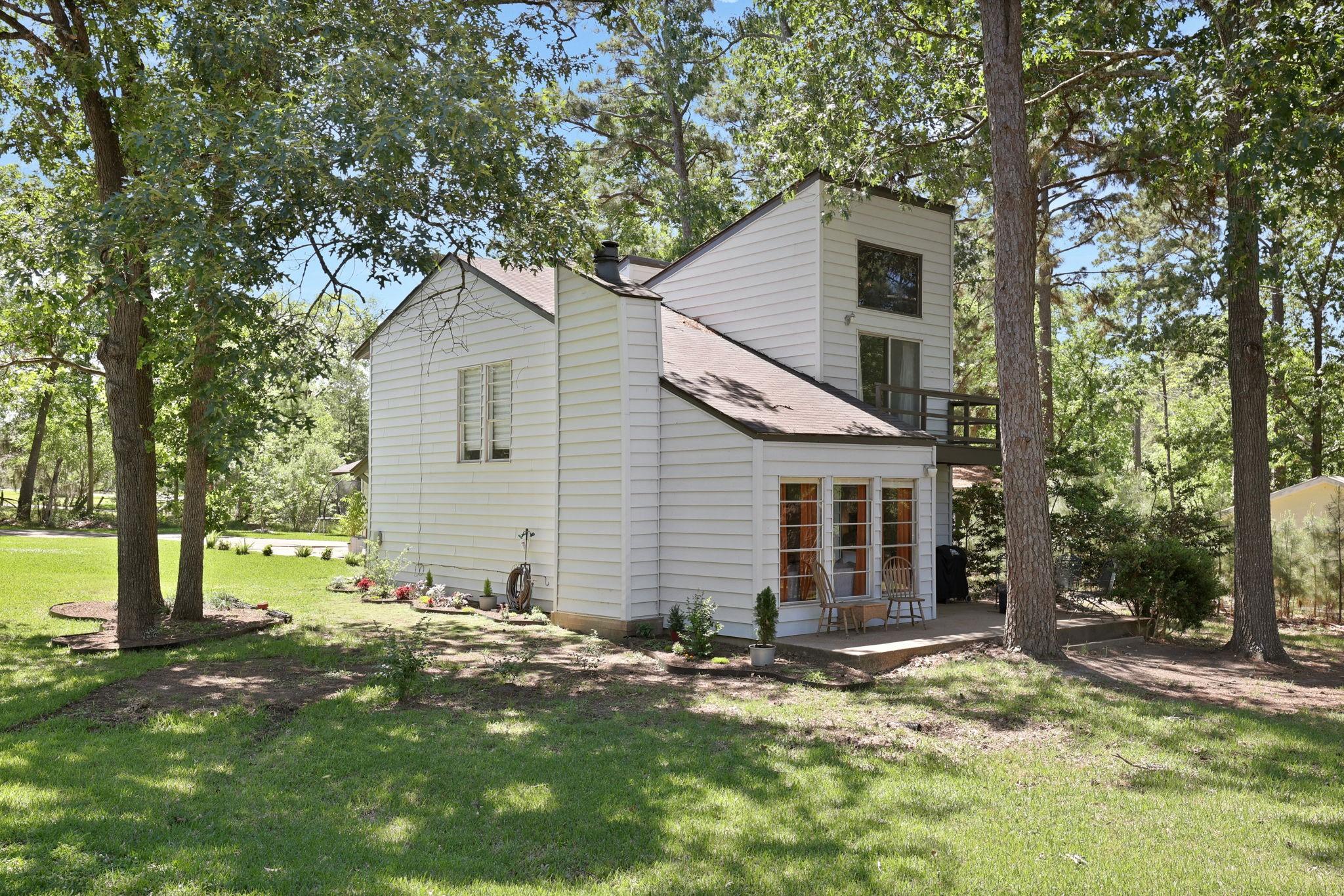 Image 1: Welcome to 141 N Pine Harbour in the Lake Livingst