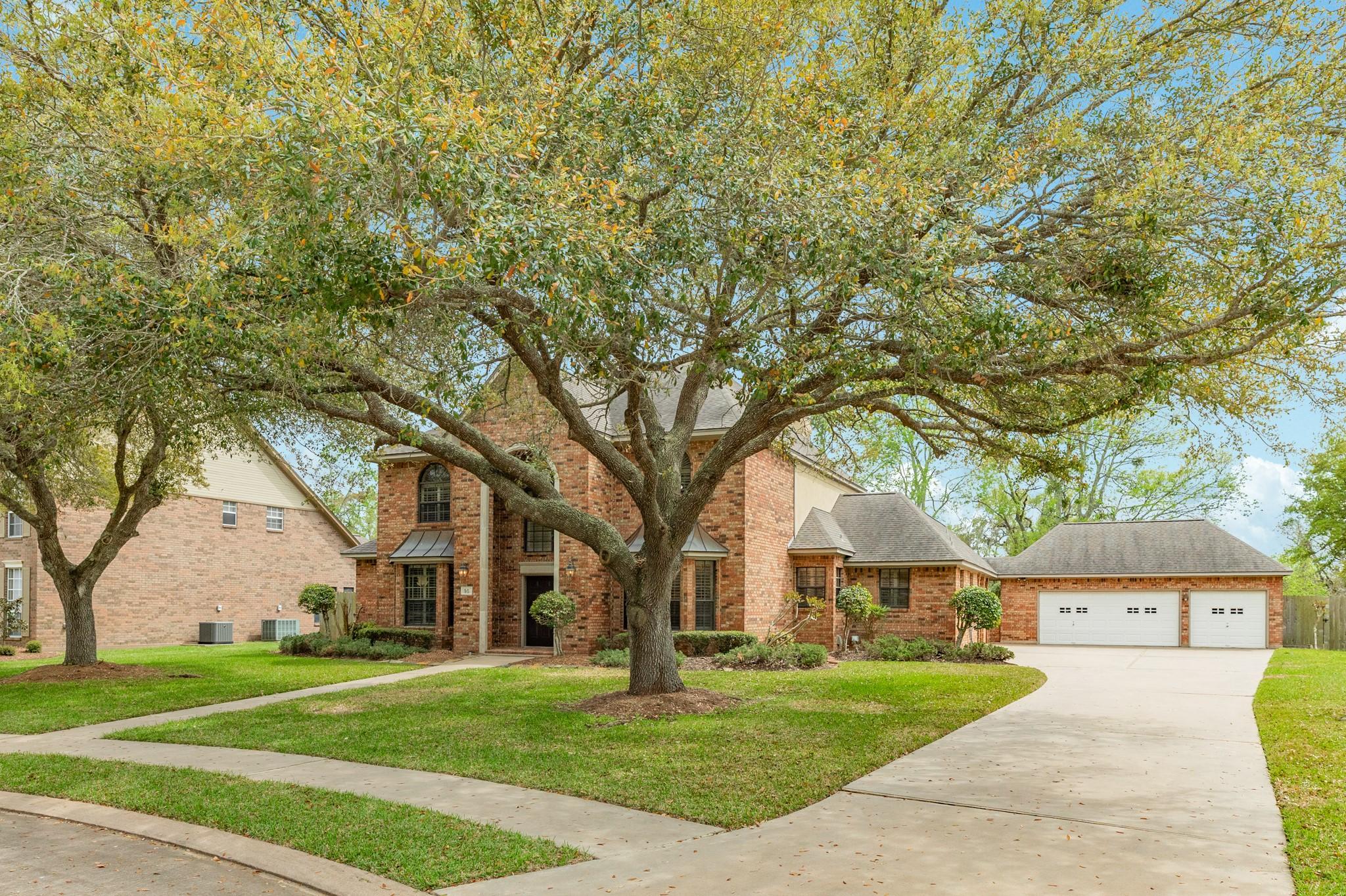 Image 2: Located in a prestigious neighborhood with sidewal