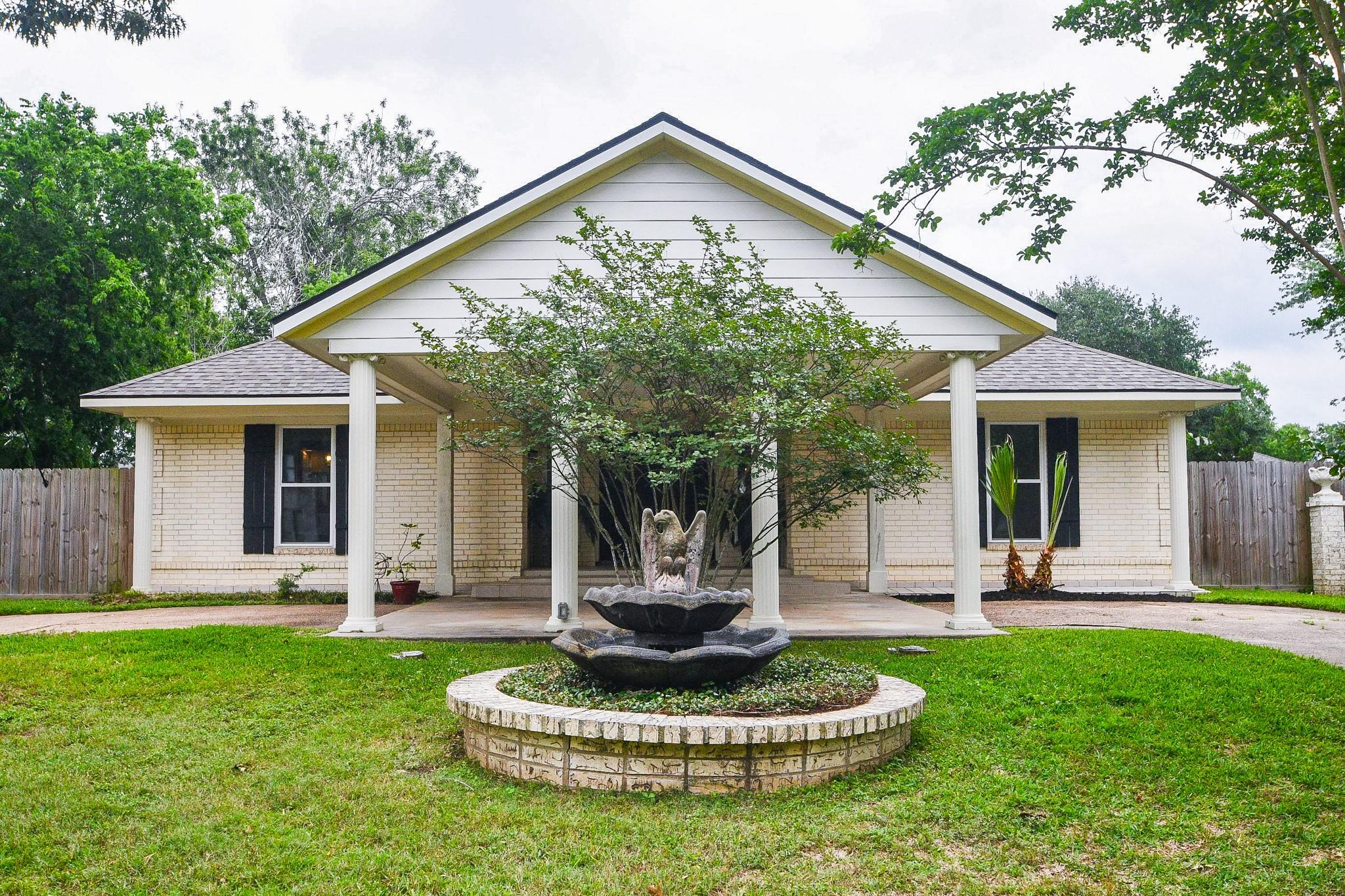 Image 2: This generous portico provides not only extra park