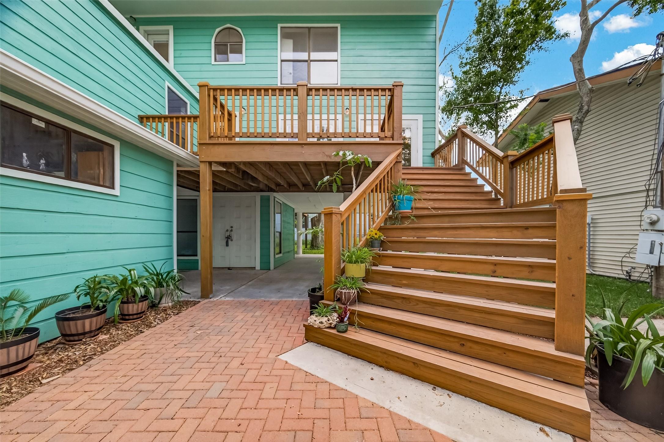 Image 4: ENTRY AND FRONT BALCONY.