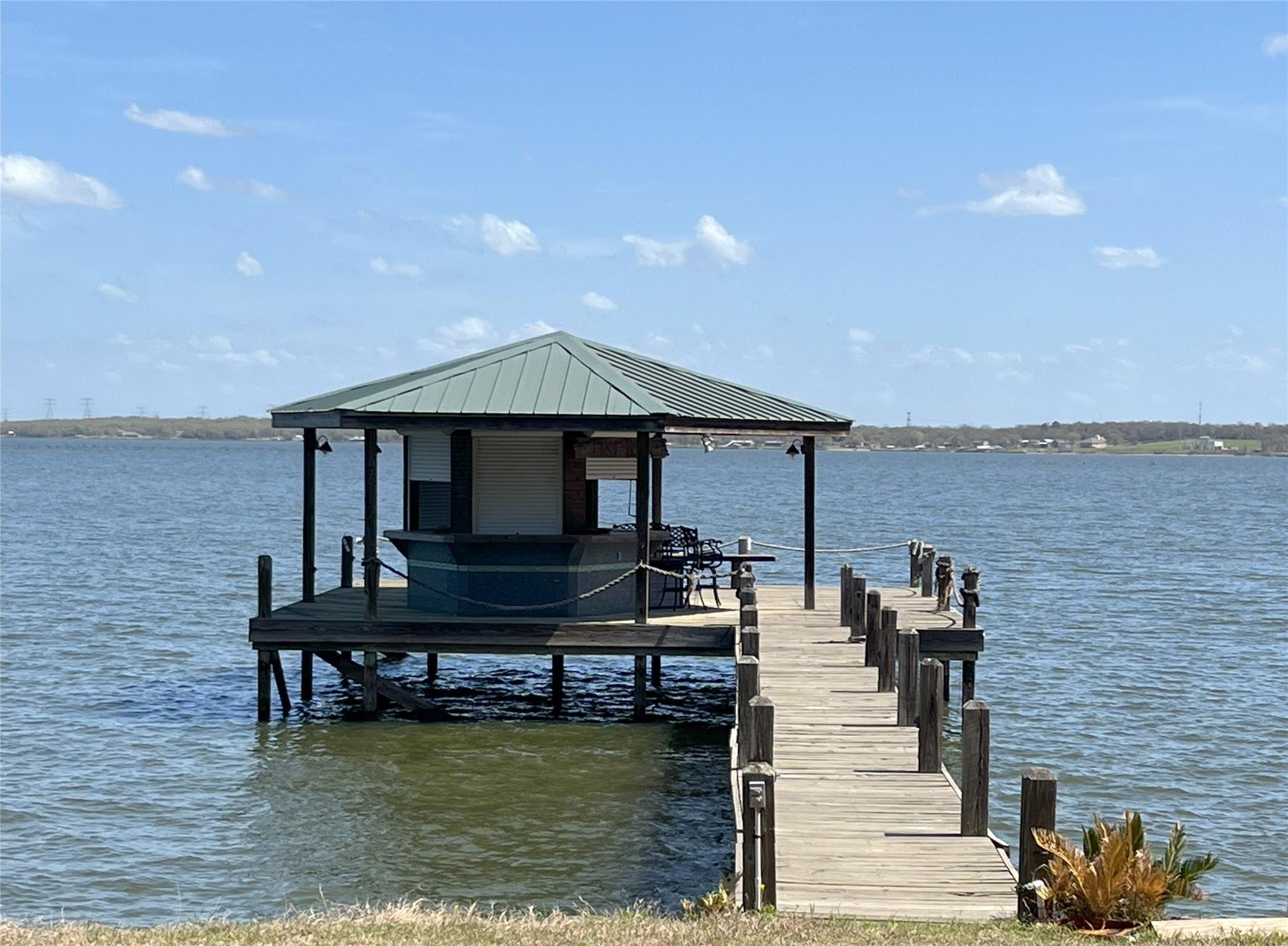 Image 2: 30 x 30 Pier with Tiki Bar on Main Lake