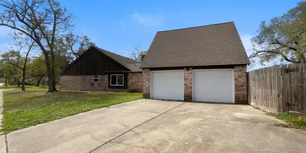 Image 4: Side garage