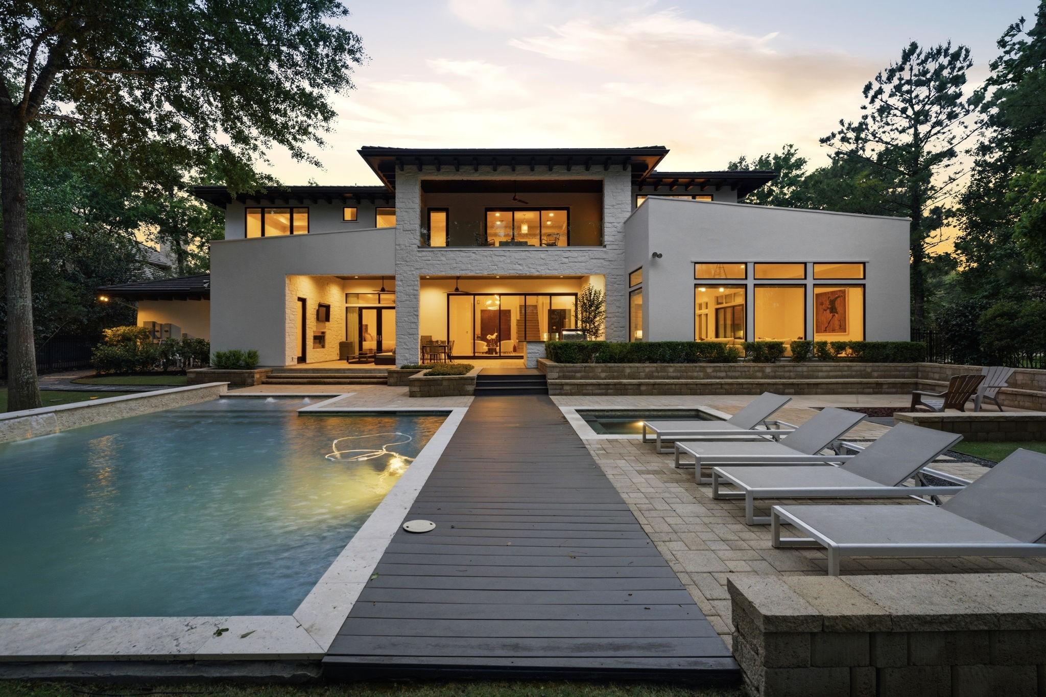 Image 2: Resort level backyard with ample privacy.