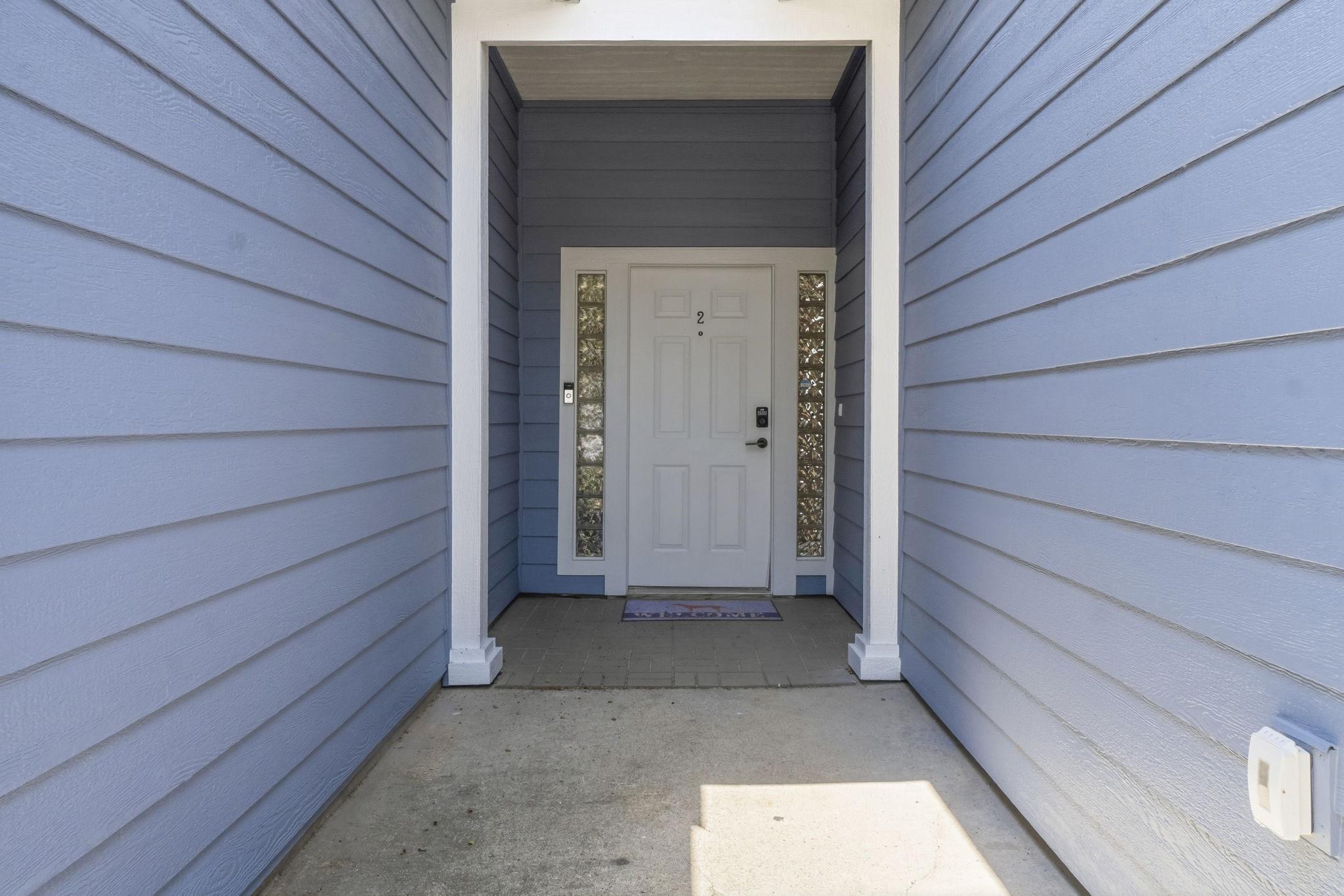 Image 4: Welcome to the refreshed front entrance of 2 Key H