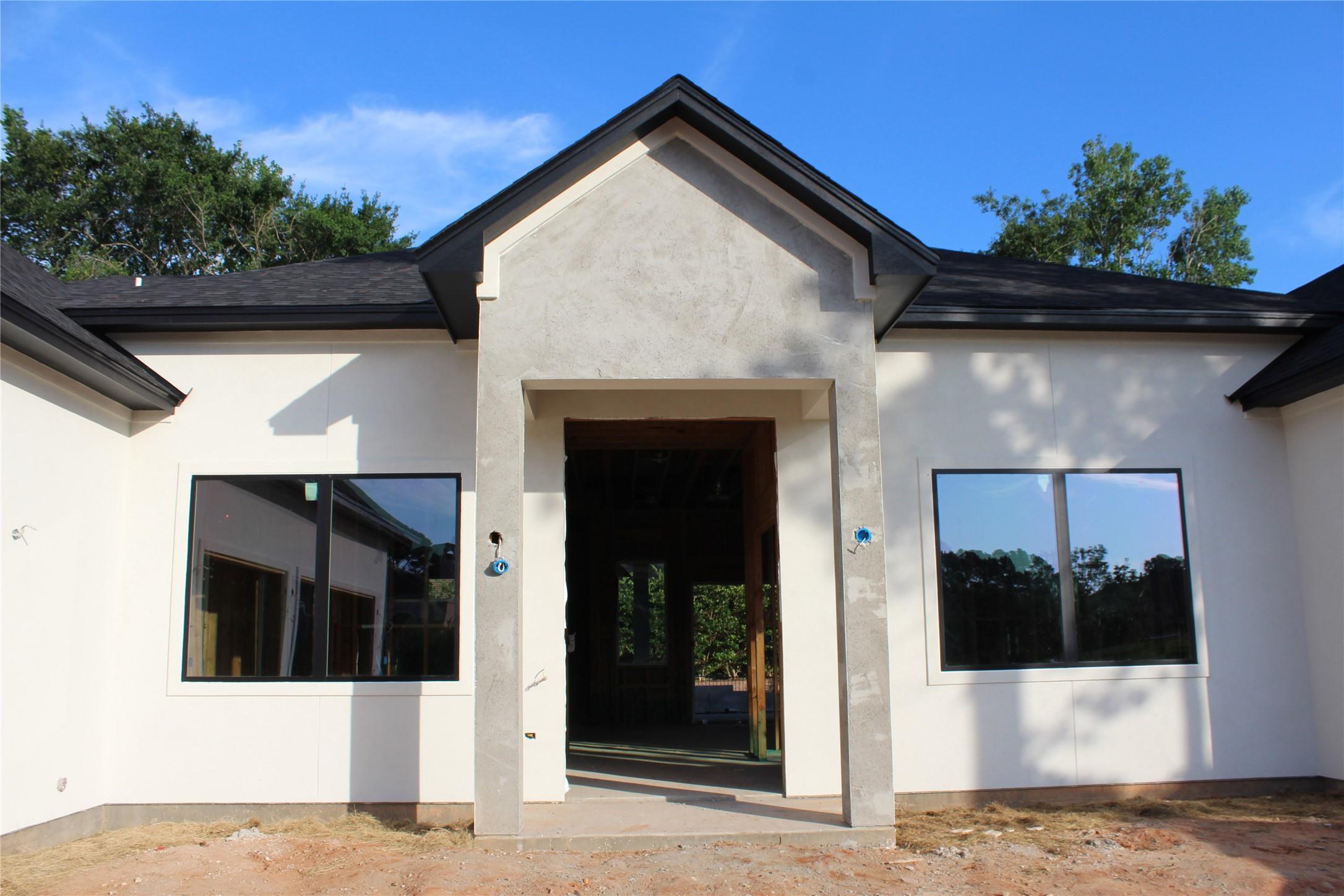 Image 3: Front Entranxce