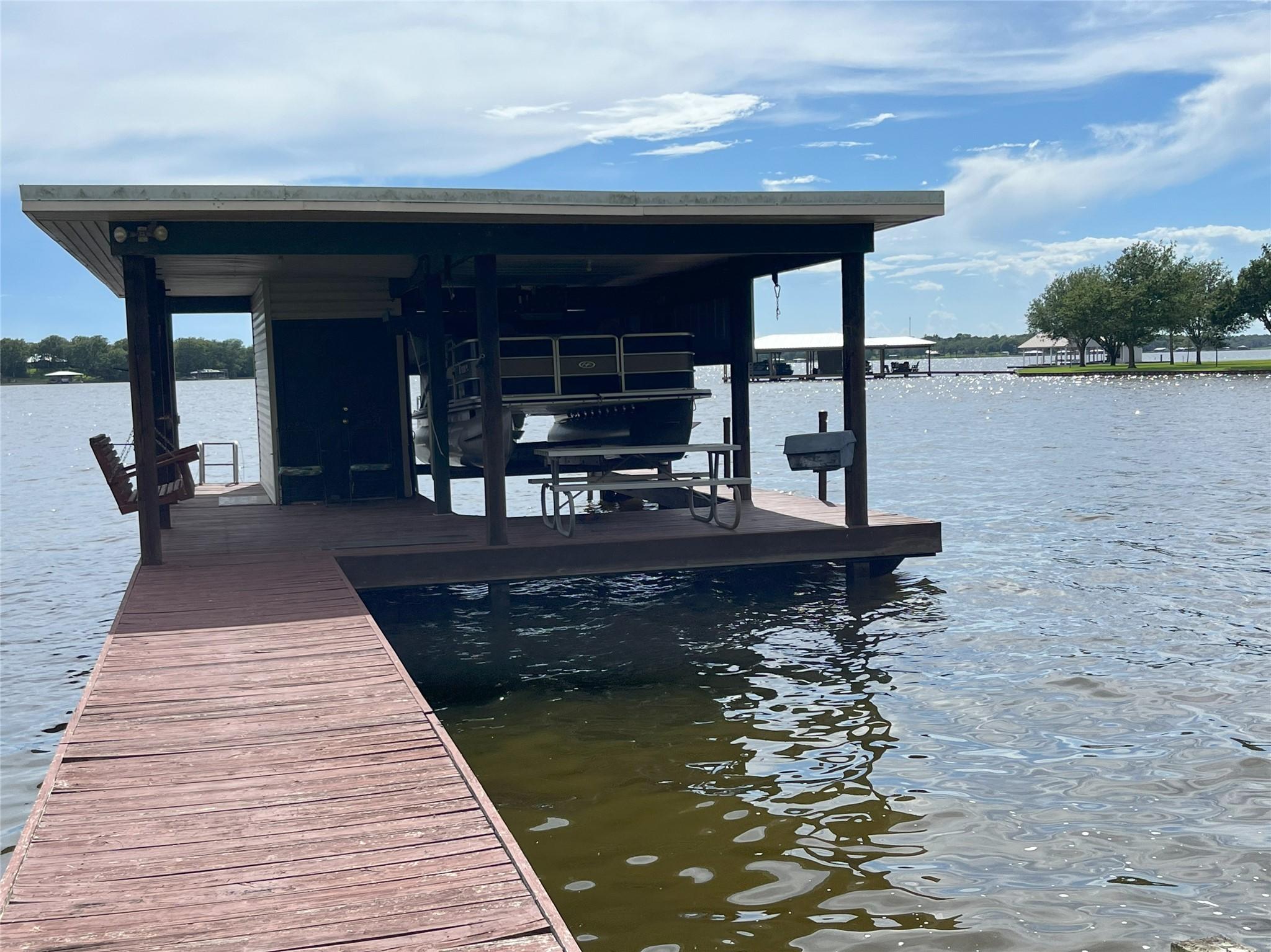 Image 3: 1 Slip 30 x 32 Boat House with Sitting areas