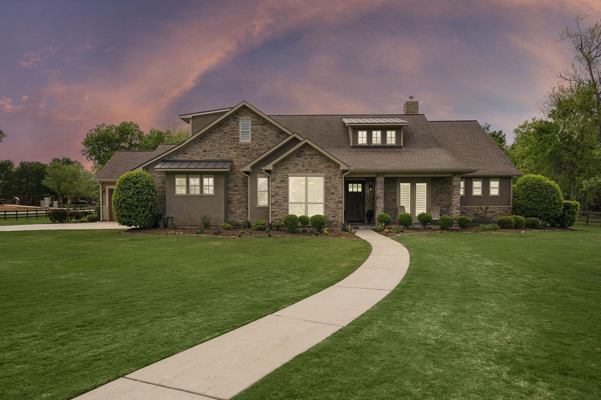 Image 3: Surrounded by the beauty of nature & the wooded re