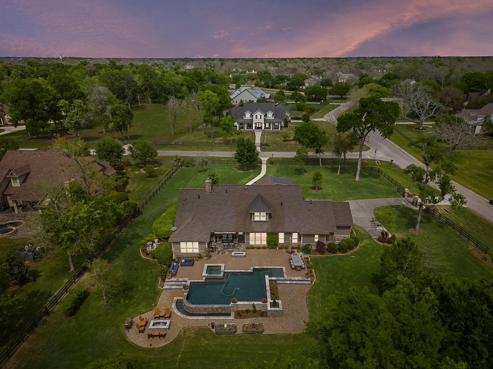 Image 4: Discover tranquility & luxury living at this stunn