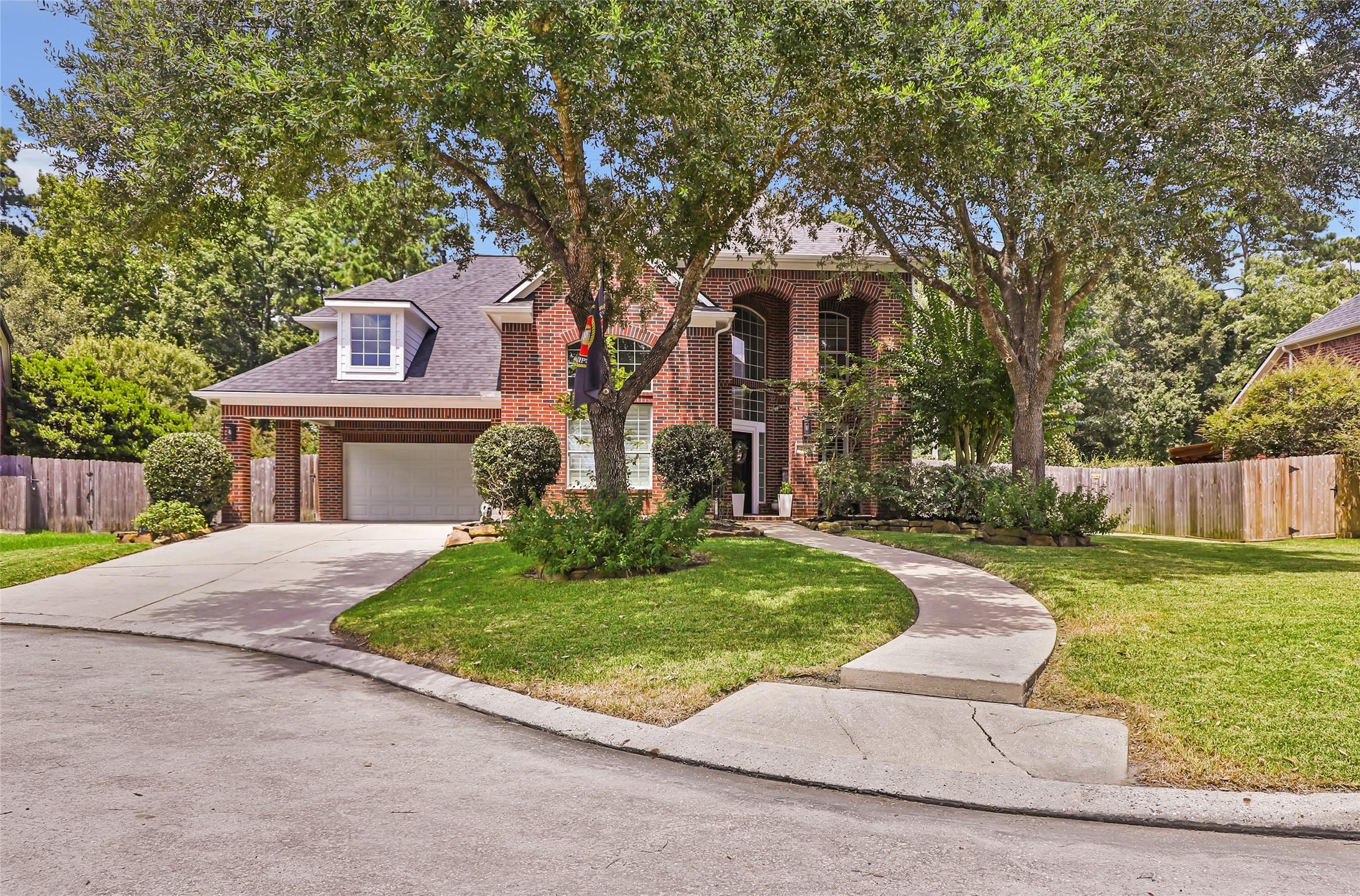 Image 2: Welcoming curb appeal with plenty of parking!