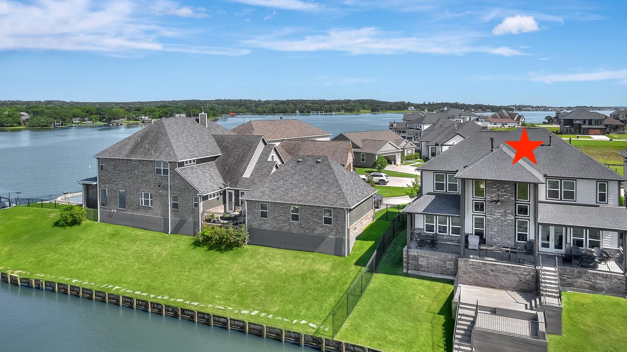 Image 3: 10700 Lake Mist S enables you to live the lake lif