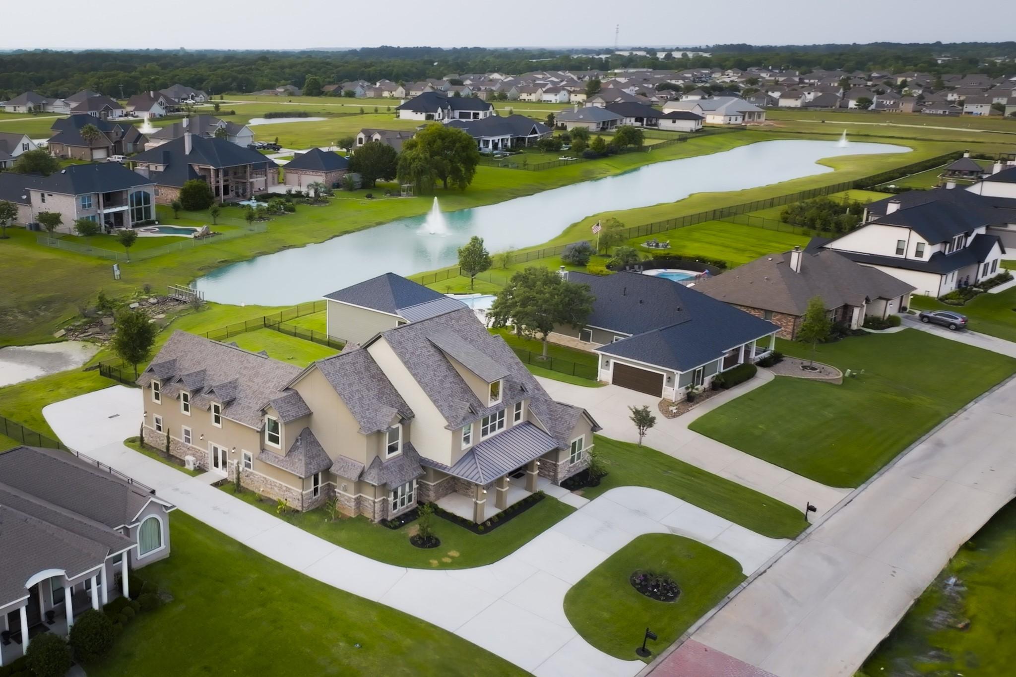 Image 3: 14,000+ sqft lot with serene water views , this st