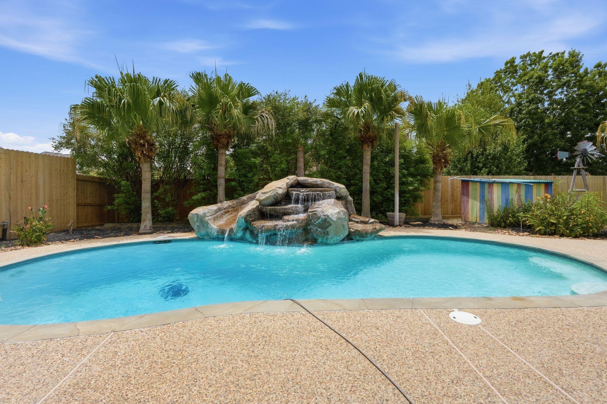 Image 2: Dive into your private pool and enjoy endless days