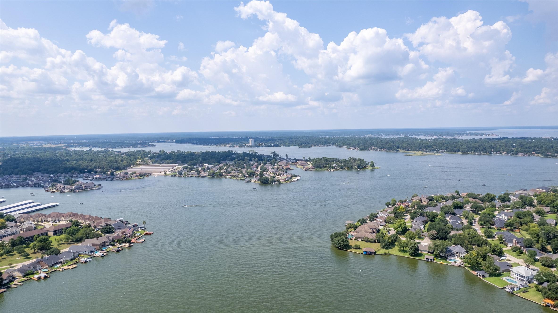 Image 2: Live the lake life! Feel like you're on vacation e