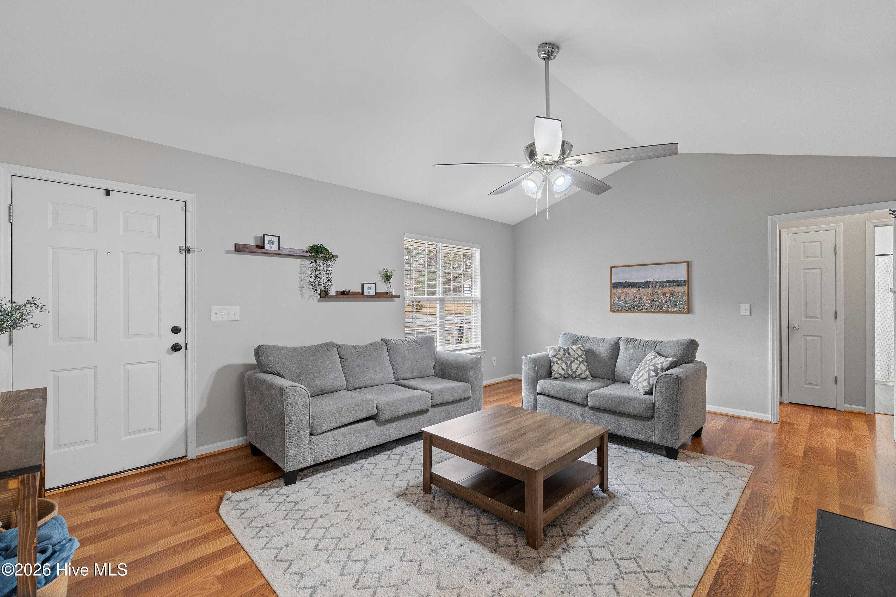 Image 4: 08-913 E Sanders St _4434