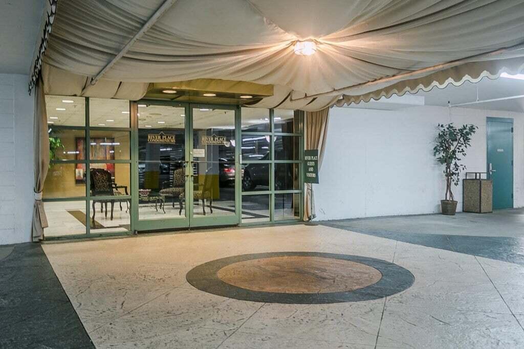 Image 4: 1 7th St. front entrance