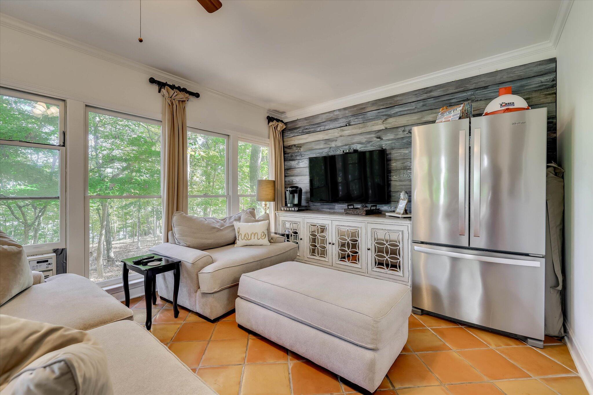 Image 4: lake house A