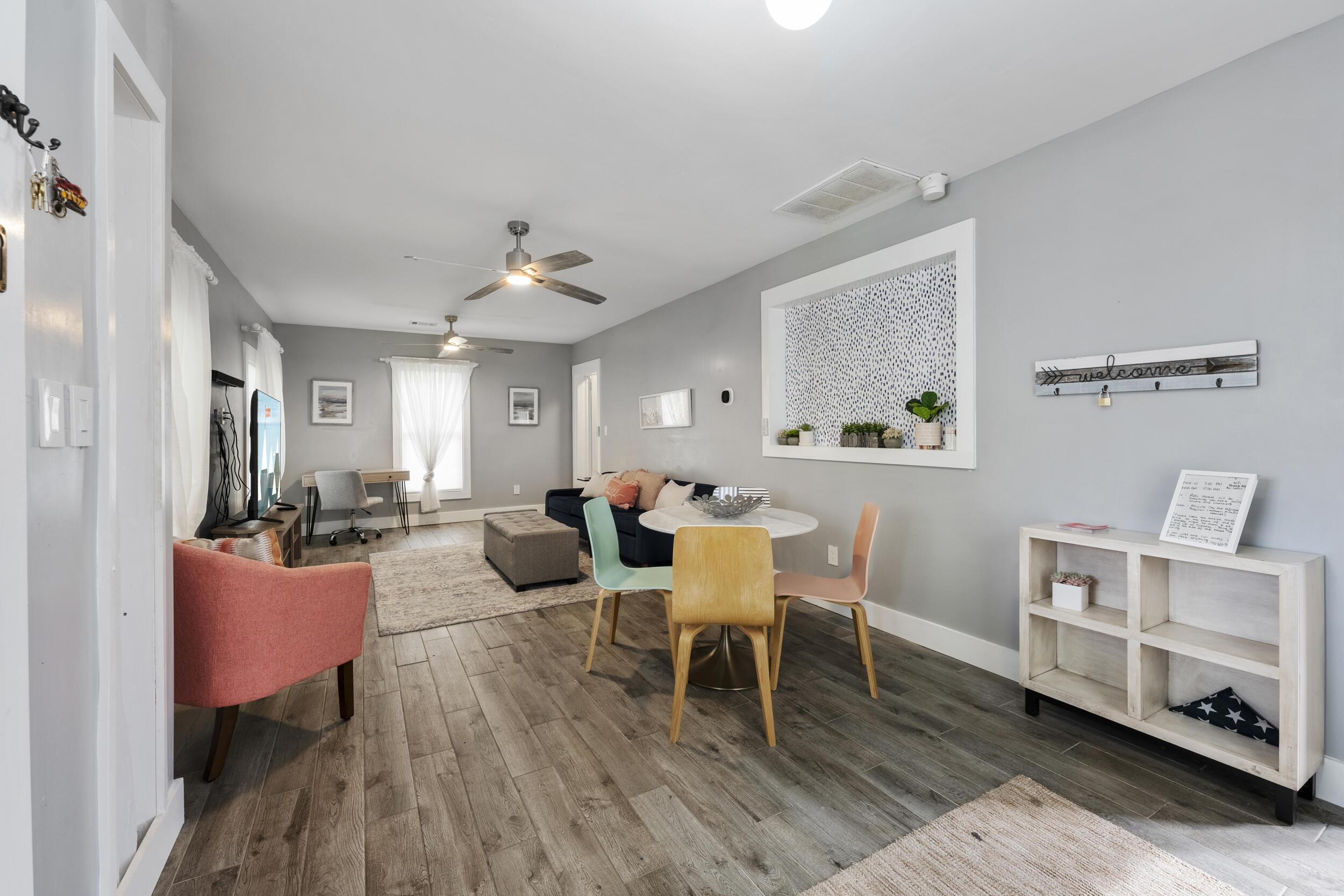 Image 4: Living Room / Dining Area
