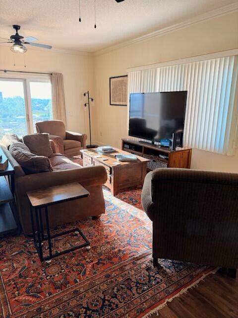 Image 2: 1 7th st great room !