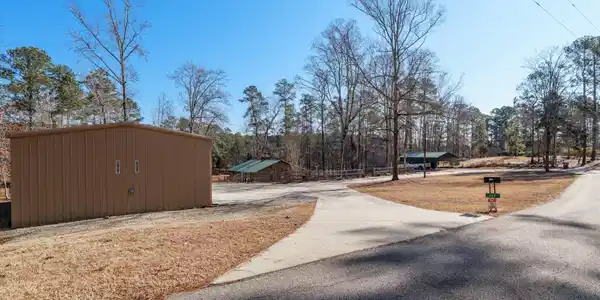 Image 2: 02-1172 Pawnee Dr_Carlee Milburn, Realto