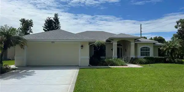 101 Lakefront Court NE