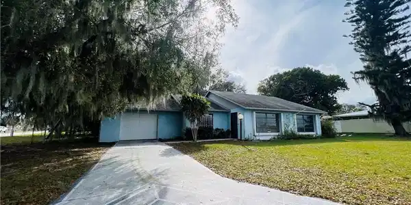 905 E Dinner Lake Drive