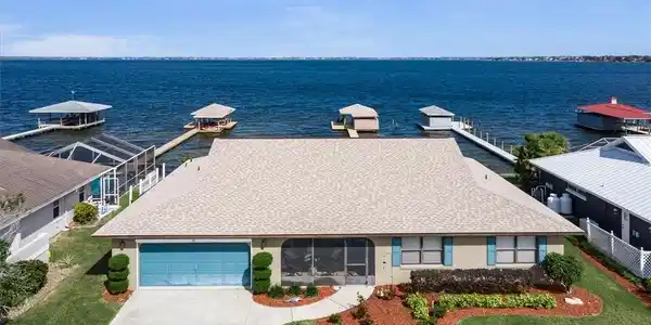 106 NE Lakefront Court NE