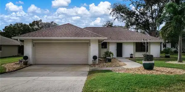 4 Rosewood Drive N