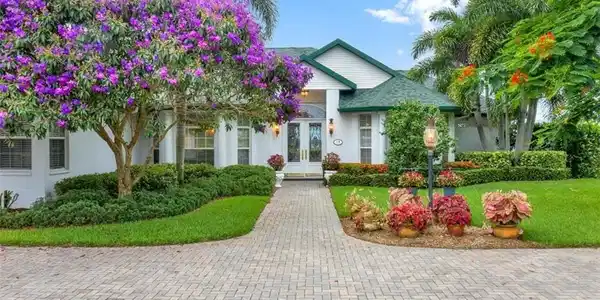 528 Sunset Pointe Drive
