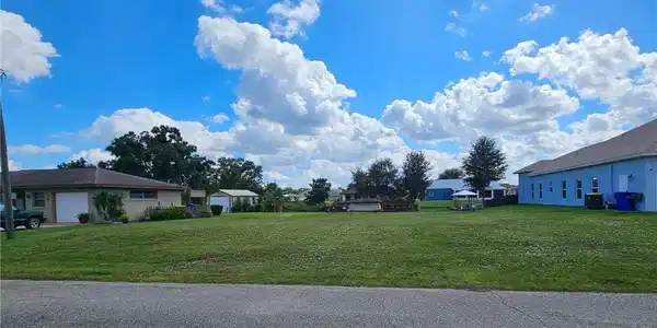 137 Citrus Road NE