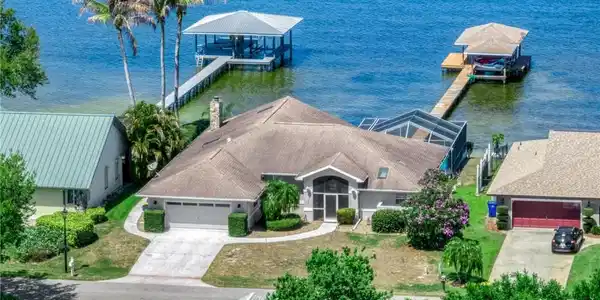 104 Lakefront Court NE