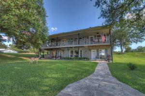 301 Lake Terrace