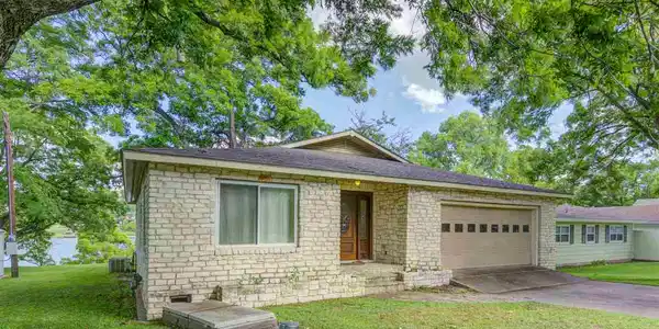 903 LAKESHORE DR
