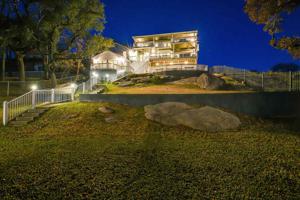 220 Skyline Drive