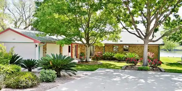 1009 Lakeshore Drive