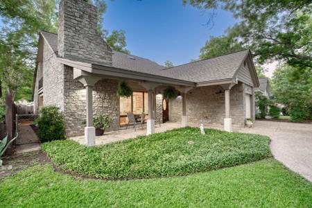 402 Meadowlakes Drive