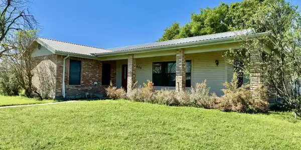 404 Lakeshore Loop
