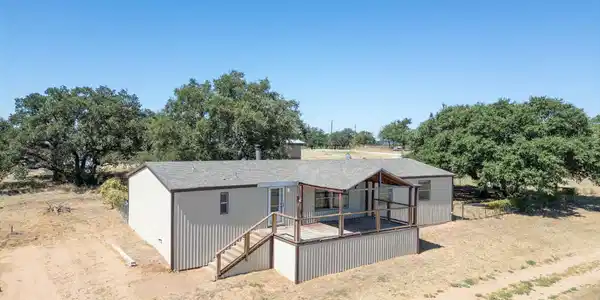 821 Ranch Road 261
