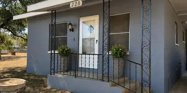 228 E Bluebriar